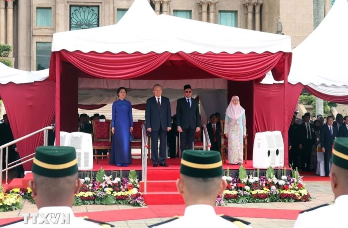 Malaysian Prime Minister Anwar Ibrahim and his wife hosted the welcoming ceremony for General Secretary To Lam and his wife. Photo: VNA