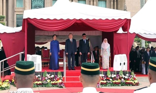 Thủ tướng Malaysia Anwar Ibrahim và Phu nhân chủ trì Lễ đón Tổng Bí thư Tô Lâm và Phu nhân. Ảnh: TTXVN