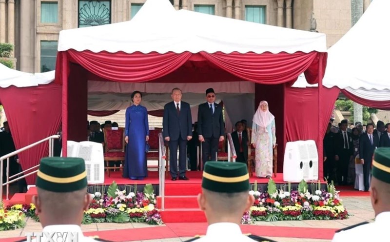 Malaysian Prime Minister Anwar Ibrahim and his wife hosted the welcoming ceremony for General Secretary To Lam and his wife. Photo: VNA