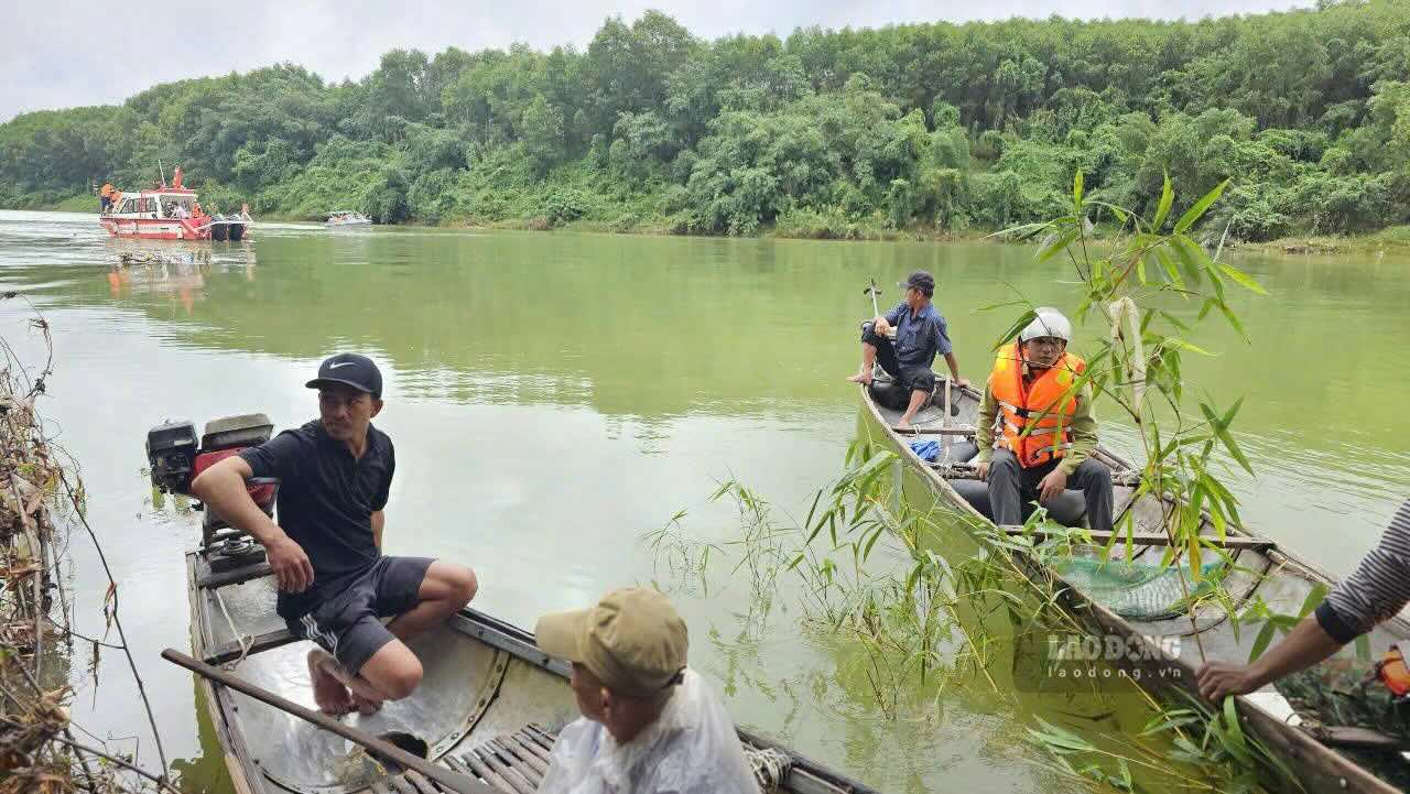 Luc 7h15 cung ngay, chiec xe cho rac BKS 75C-044.83 dang luu thong bat ngo va vao lan can cau Binh Thanh, roi xuong song, tren xe co 2 nguoi, hien mat tich.