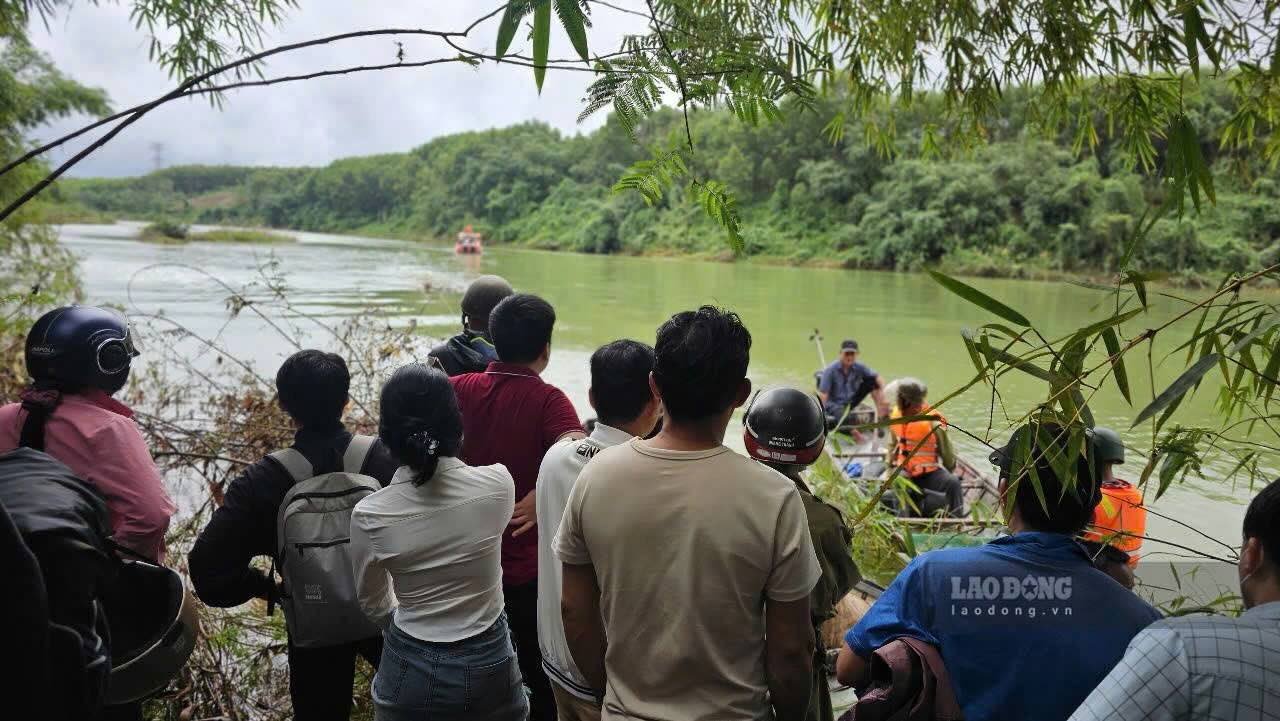 Nguoi dan theo doi su viec.