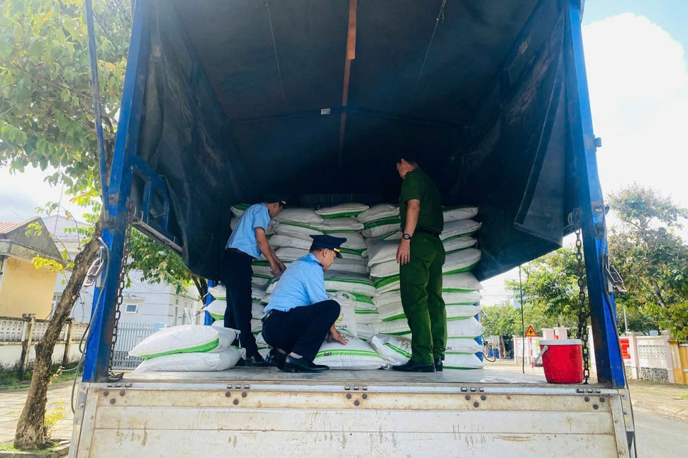 Market Management Team No. 3 (Phu Yen Market Management Department) temporarily seized 35 tons of sugar without legal documents. Photo: Phu Yen Market Management Department Information Portal