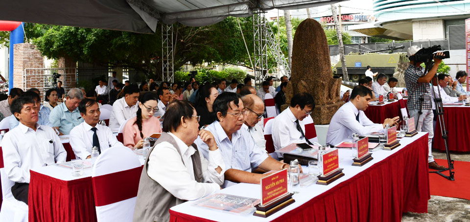 The announcement ceremony of national treasures in Binh Dinh attracted the attention of a large number of heritage lovers. Photo: Xuan Nhan.