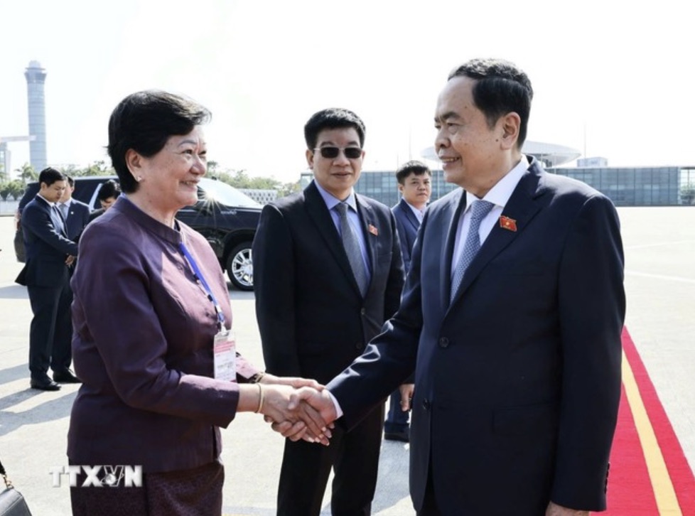 Cambodian Ambassador Chea Kimtha sees off National Assembly Chairman Tran Thanh Man at Noi Bai International Airport. Photo: VNA