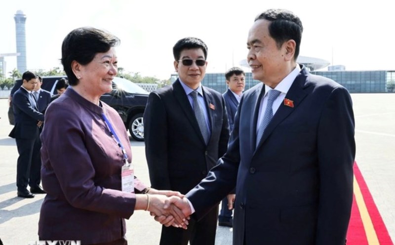 Cambodian Ambassador Chea Kimtha sees off National Assembly Chairman Tran Thanh Man at Noi Bai International Airport. Photo: VNA