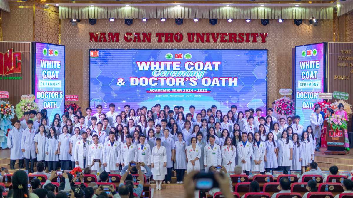 The "angels in white" of Nam Can Tho University. Photo: Provided by the school