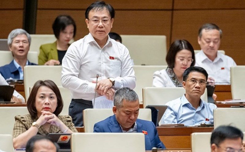 Delegate Nguyen Cong Long said it takes civil servants hundreds of years to buy a house. Photo: Pham Dong.