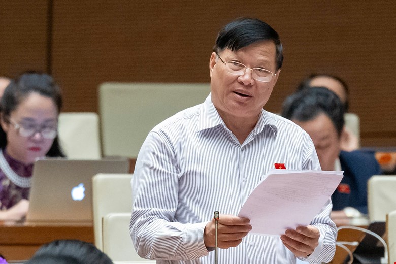National Assembly Delegate Tran Van Tien discusses the establishment of Hue City under the central government. Photo: Pham Dong