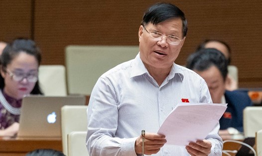 Đại biểu Quốc hội Trần Văn Tiến thảo luận về việc thành lập thành phố Huế trực thuộc Trung ương. Ảnh: Phạm Đông