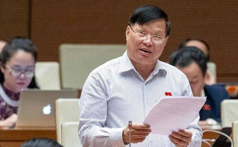 National Assembly Delegate Tran Van Tien discusses the establishment of Hue City under the central government. Photo: Pham Dong