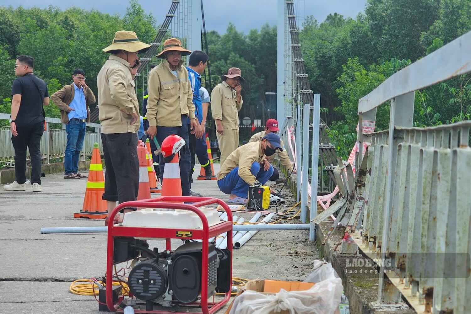 Authorities re-install damaged railings on Binh Thanh bridge.