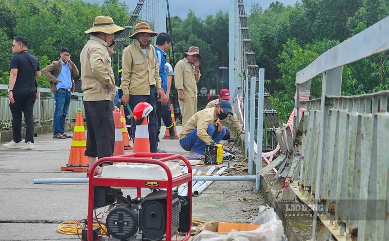 Authorities re-install damaged railings on Binh Thanh bridge.
