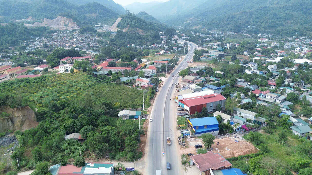 Du an cai tao, nang cap Quoc lo 6 doan tranh thanh pho Hoa Binh, tinh Hoa Binh co tong muc dau tu la gan 474 ti dong do Ban Quan ly du an 6 (Bo Giao thong Van tai) lam chu dau tu. 