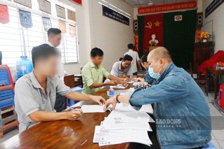 Workers in Tien Giang province receive loans from CEP microfinance organization. Photo: Thanh Nhan