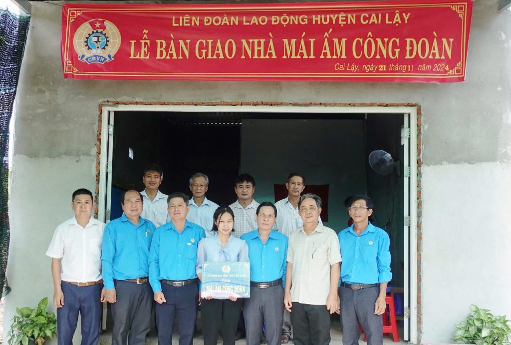 Trao quyet dinh ban giao “Mai am Cong doan” cho chi Hong -