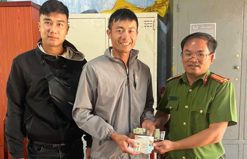 Dak Som Commune Police returned lost property to Mr. Dinh Van Luong. Photo: Pham Quang
