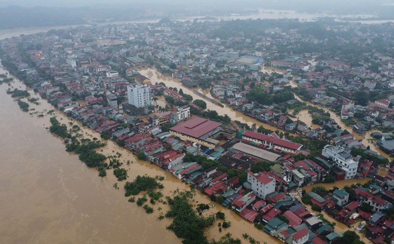Storm No. 3 caused many areas in Yen Bai City to be deeply flooded and the power grid had to be cut off to ensure safety. Photo: Bao Nguyen