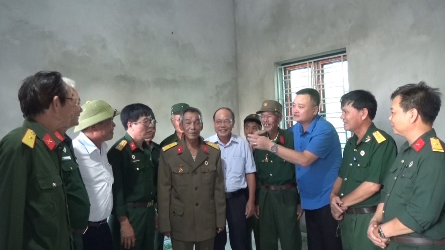 The Veterans Association of Kien Xuong District (Thai Binh Province) and the leaders of the Party Committee - People's Committee of Hoa Binh Commune shared joy with Mr. Nguyen Van A on the inauguration day of the "Comradely Love" house. Photo: Ngo Tien