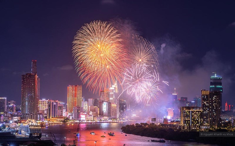 Ho Chi Minh City's night sky is filled with fireworks to celebrate the Great Festival on April 30, 2024. Photo: Nguyen Khanh Vu Khoa