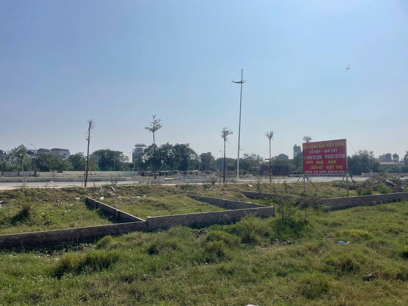 Many service land plots in the suburbs of Hanoi are being offered for sale. Photo: Le Tam