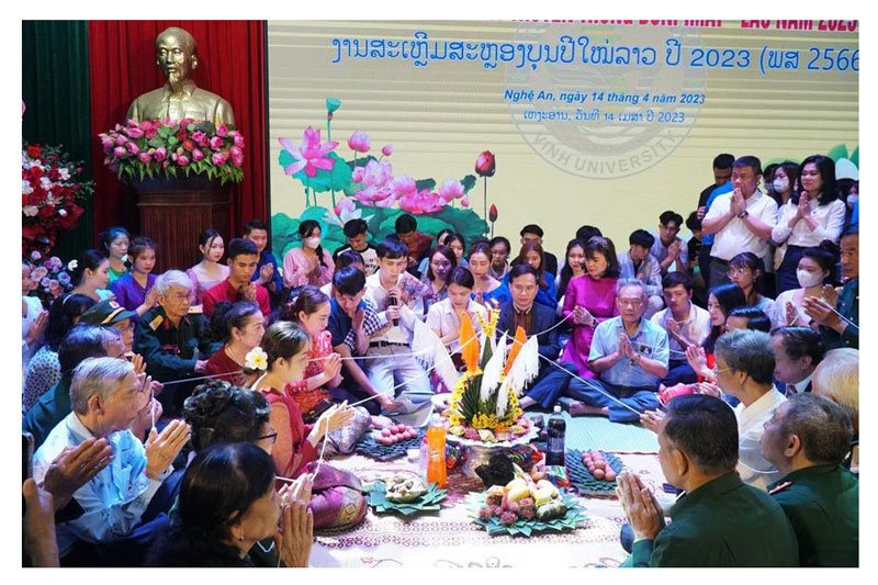 Vinh University and the Vietnam - Laos Friendship Association of Nghe An province organized a ceremony to celebrate the traditional Bun-pi-may New Year for Lao students. Photo: Ho Lai