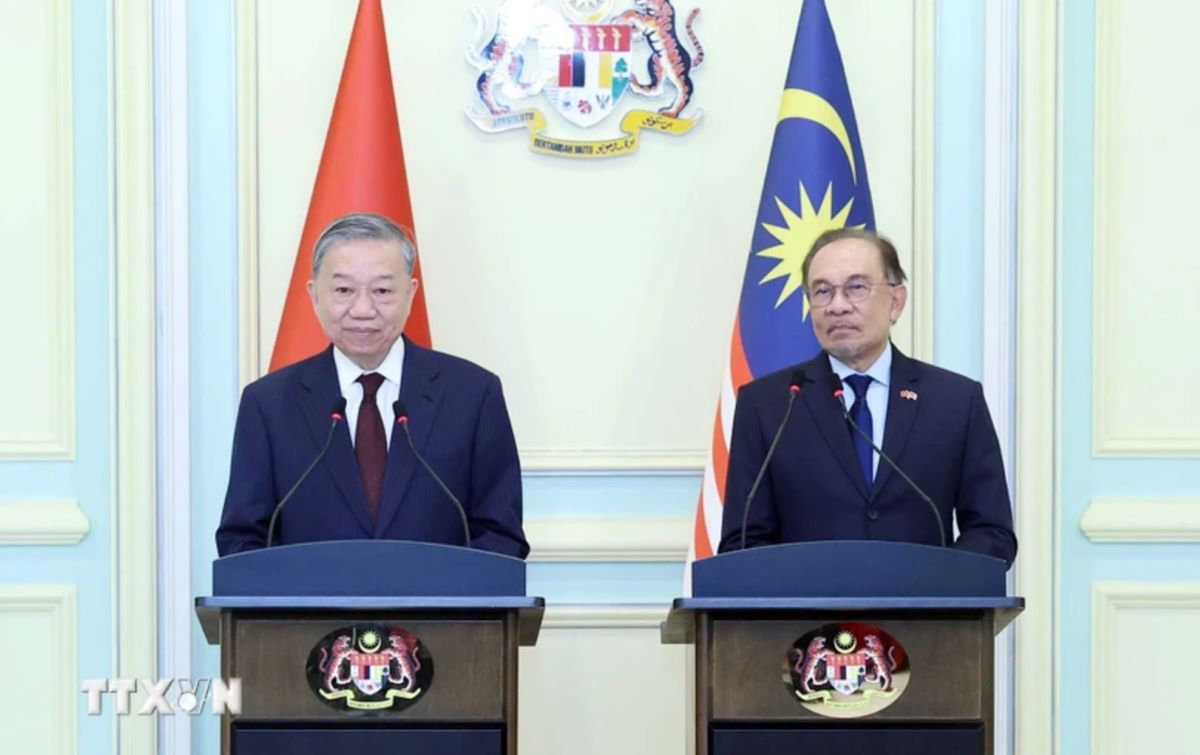 General Secretary To Lam with Malaysian Prime Minister Anwar Ibrahim at the press conference. Photo: VNA