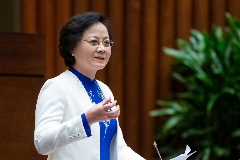 Minister of Home Affairs Pham Thi Thanh Tra explains and clarifies a number of issues regarding the establishment of Hue city under the central government. Photo: Pham Dong