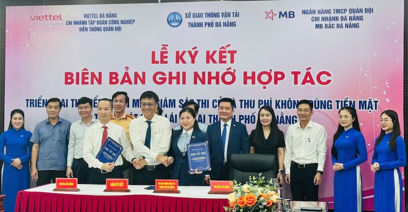 Da Nang Department of Transport pilots software to monitor driving tests and collect cashless fees in driving tests. Photo: Department of Transport