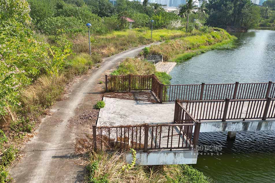 Do du an da hoan thanh phan lon cac hang muc chinh nhung khong dua vao khai thac da khien nguoi dan song quanh khu vuc buc xuc, phan anh toi cac cap co tham quyen.