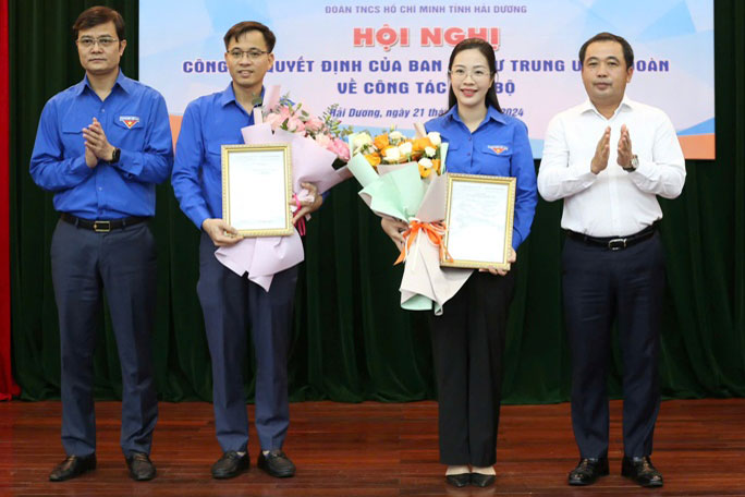 The Central Secretariat of Hai Duong Youth Union presented the Decision to recognize the new Secretary and Deputy Secretary of the Provincial Youth Union. Photo: Hai Duong Provincial Portal