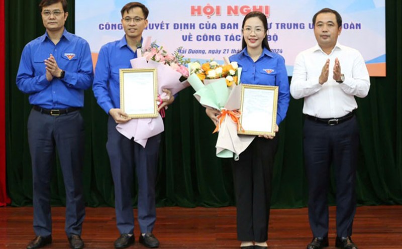 The Central Secretariat of Hai Duong Youth Union presented the Decision to recognize the new Secretary and Deputy Secretary of the Provincial Youth Union. Photo: Hai Duong Provincial Portal