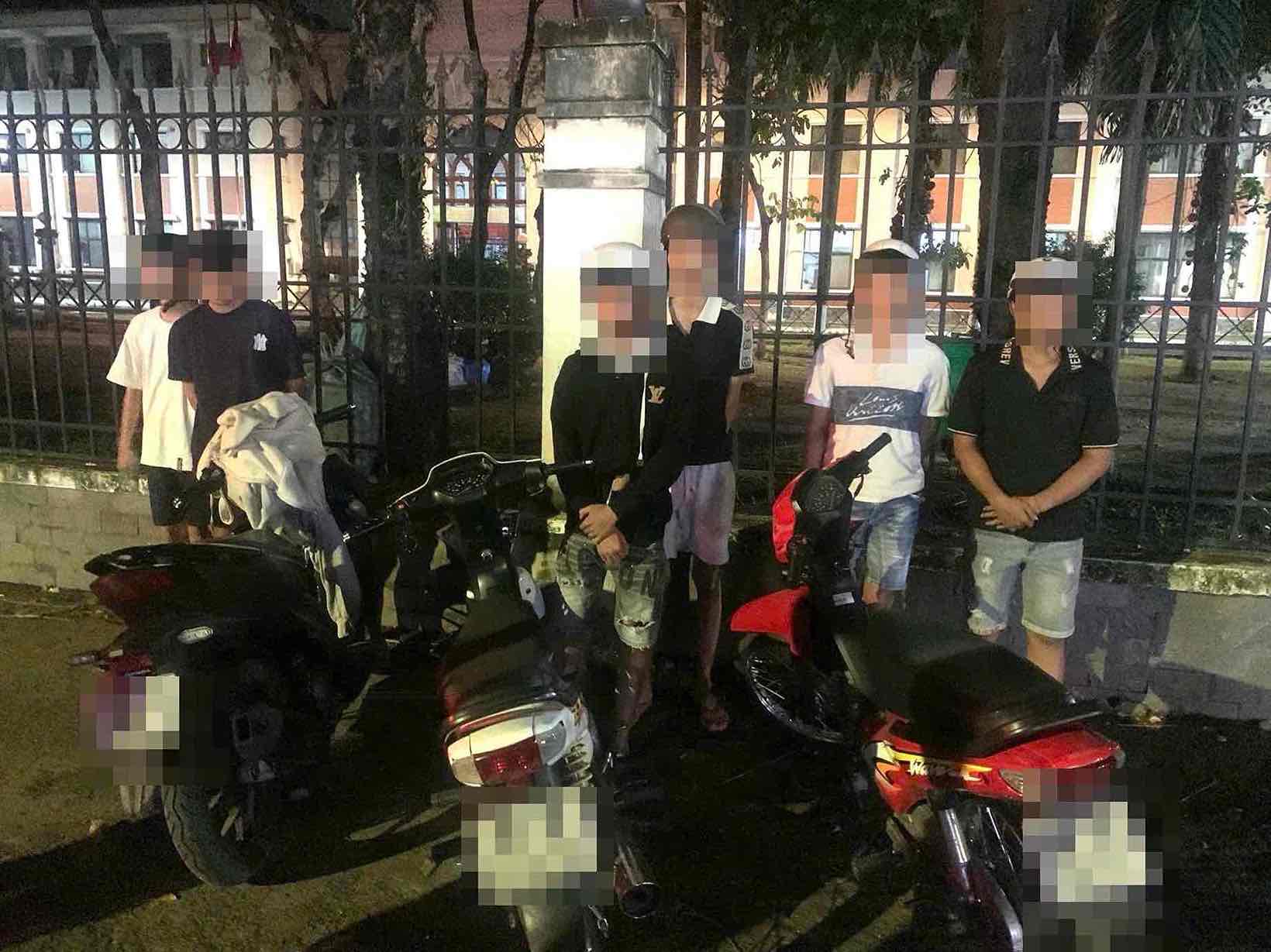 Tổ công tác 161 Công an tỉnh Đồng Nai kiểm tra xử lý một nhóm thanh thiếu niên tại TP Biên Hòa đêm 20.11. Ảnh: Công an Đồng Nai