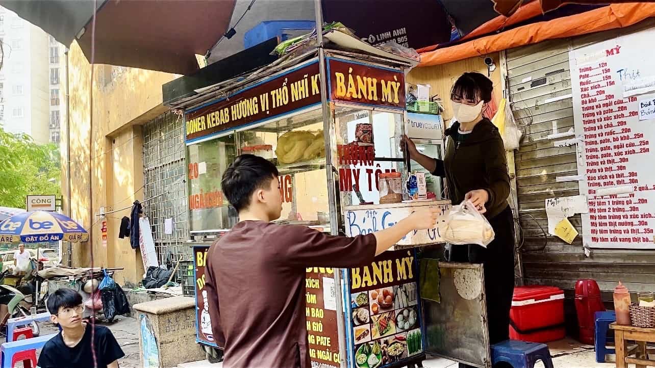 Chi Quynh vui mung chia se khi minh khong vo tinh vao trong nhung tinh canh “tien thoai luong nan”: “Truoc day, co khach mua coc tra da vai nghin nhung lai tra to 500 nghin, khien toi lung tung. Gio chi can quet ma la xong, vua nhanh gon lai tranh kho xu cho ca hai ben“. Ngoai ra, theo chi Quynh viec thanh toan khong dung tien mat cung tranh cac truong hop bi roi mat tien hoac mat cap. Anh: To Ly 