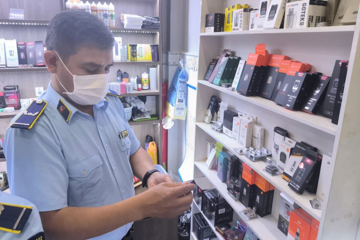 Lực lượng quản lý thị trường kiểm tra tại một cửa hàng mua bán thuốc lá điện tử. Ảnh: QLTT cung cấp