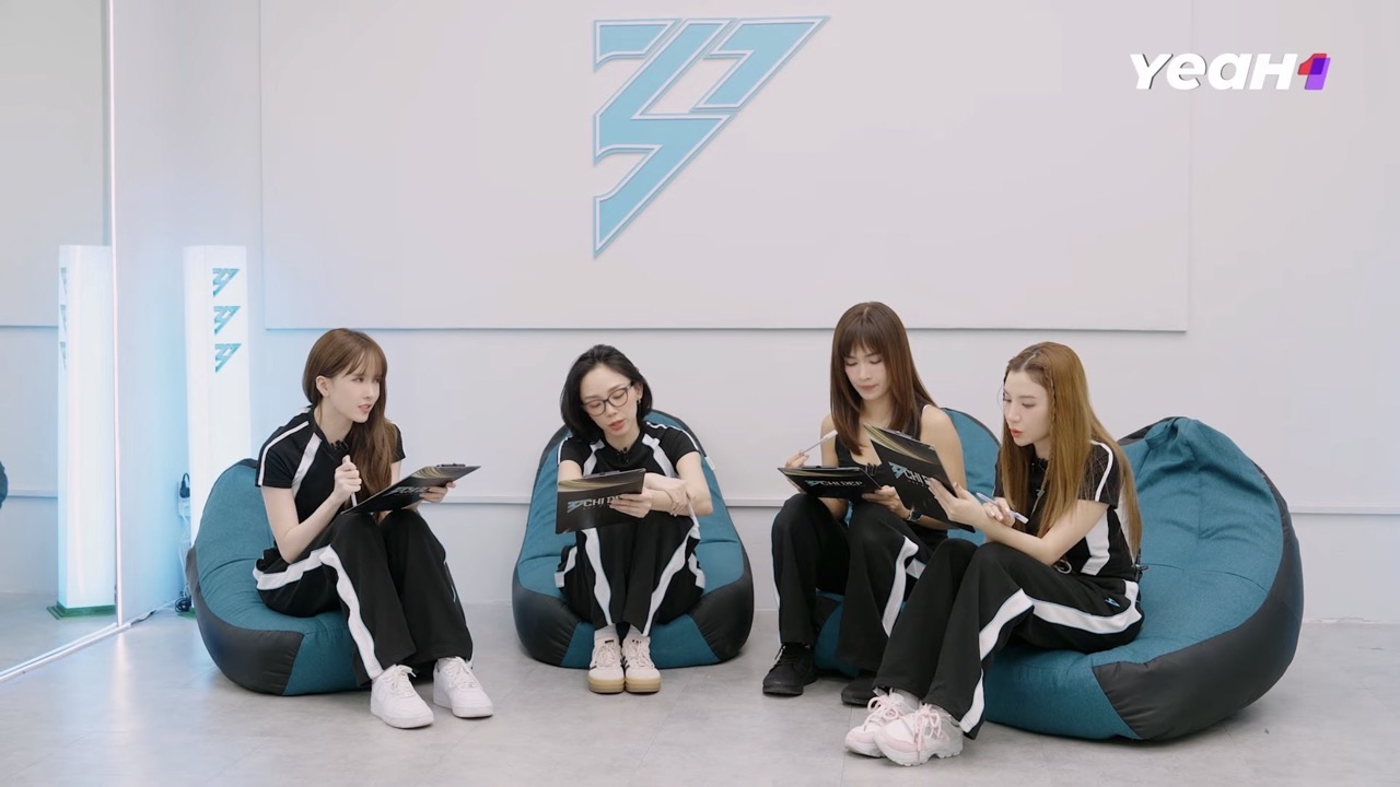 Toc Tien, Ai Phuong and teammates practice at the show Sister Who Makes Wave. Photo: Producer.