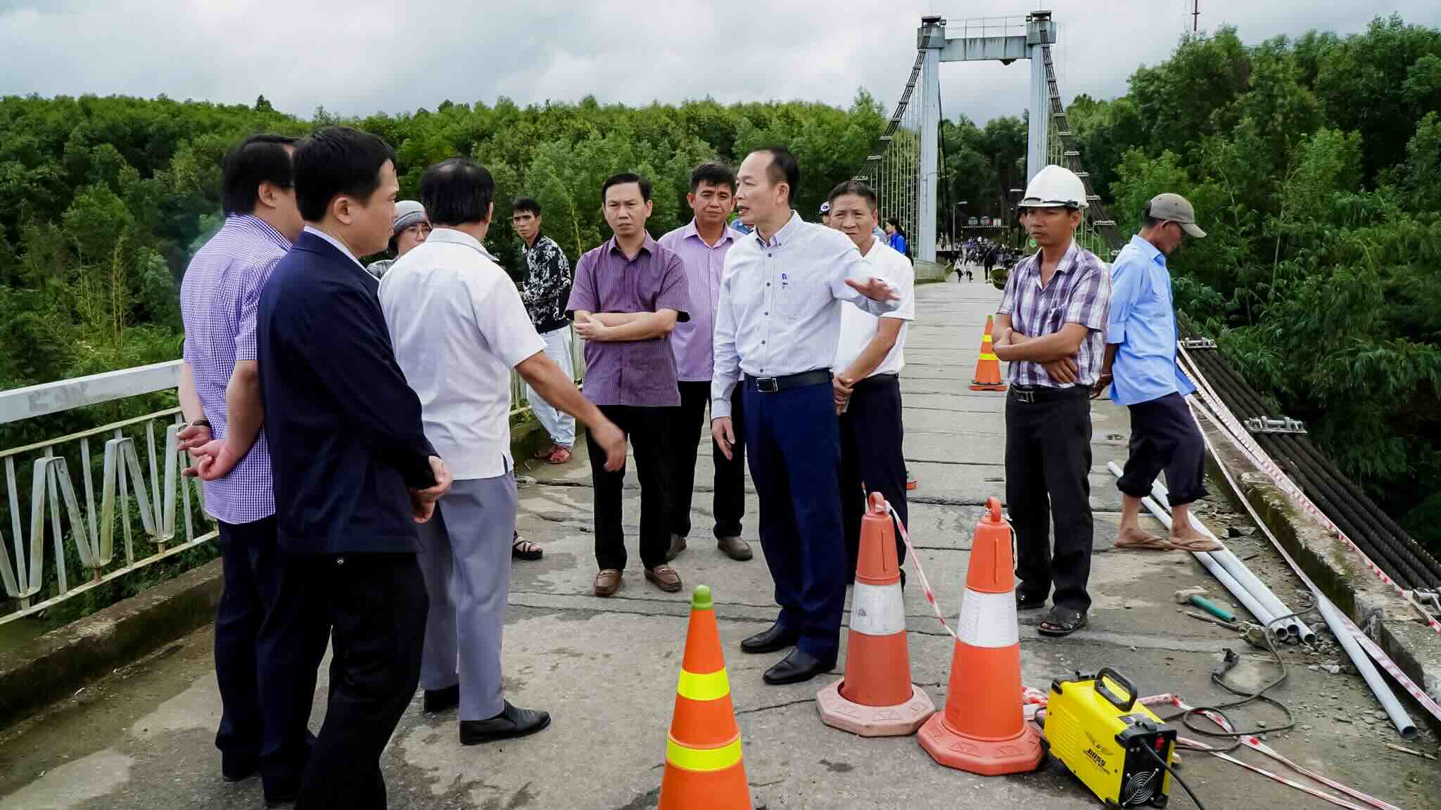 Vice Chairman of Thua Thien Hue Provincial People's Committee Phan Quy Phuong inspected the scene of the garbage truck plunging from Binh Thanh Bridge into the river. Photo: N. Hieu