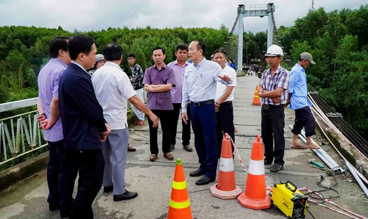 Phó Chủ tịch UBND tỉnh Thừa Thiên Huế Phan Quý Phương đến kiểm tra hiện trường vụ xe rác lao từ cầu Bình Thành xuống sông. Ảnh: N. Hiếu