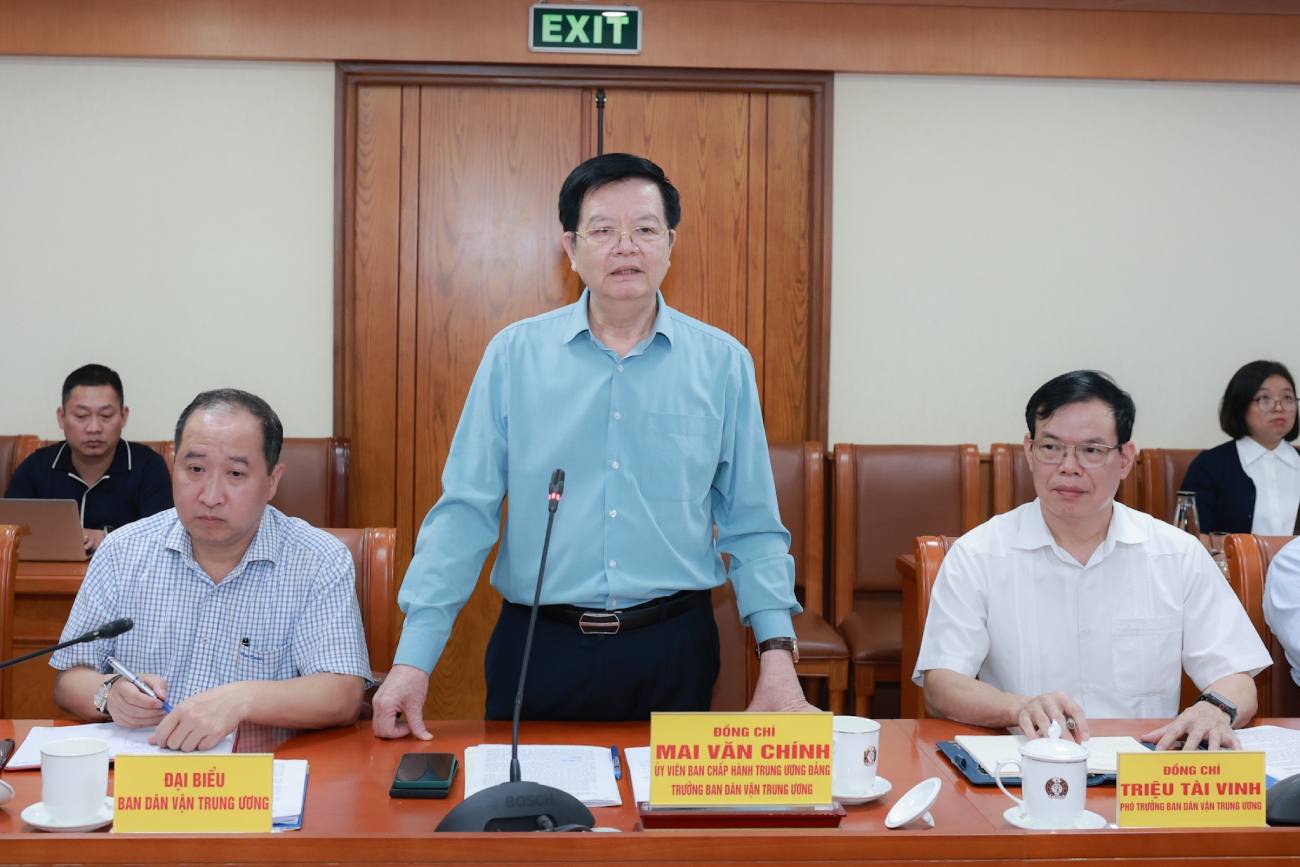 Mr. Mai Van Chinh - Member of the Party Central Committee, Head of the Central Mass Mobilization Commission delivered the opening speech at the meeting. Photo: Nguyen