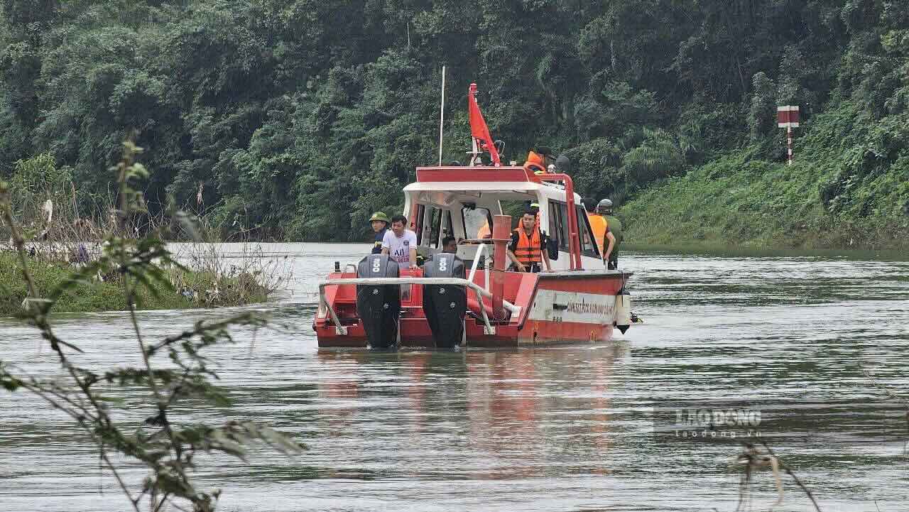 Authorities search for vehicles and victims of a garbage truck that crashed into a bridge in Hue. Photo: Phuc Dat - Nguyen Luan