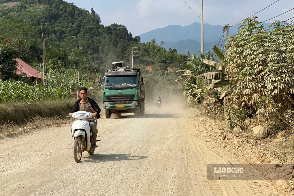 Người dân khó khăn di chuyển trên những đoạn chưa thi công xong. Ảnh: Trần Bùi