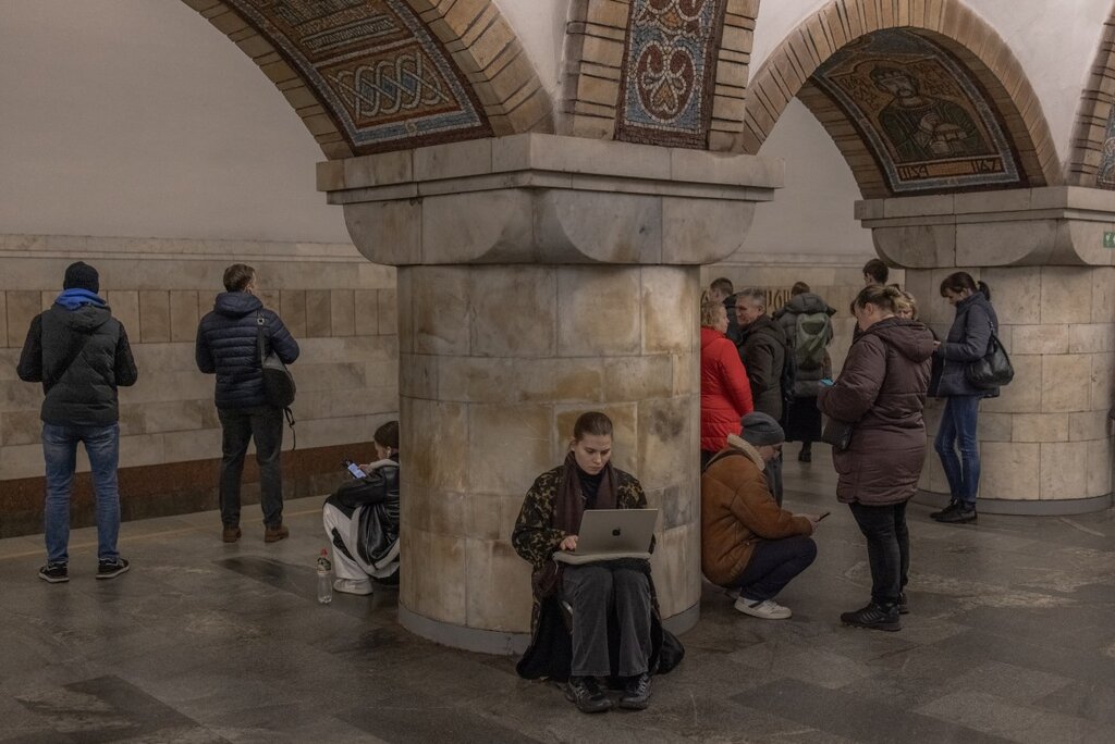 People take shelter in a metro station in Kiev, Ukraine on November 20, 2024, during an air raid alert. Photo: AFP