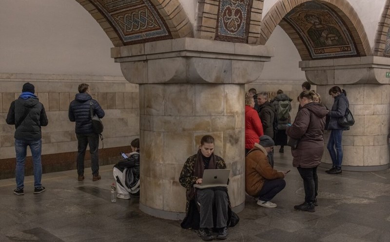 People take shelter in a metro station in Kiev, Ukraine on November 20, 2024, during an air raid alert. Photo: AFP