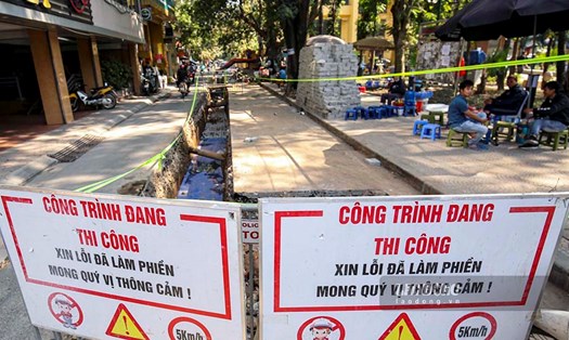 Khi đang thi công, cải tạo đường và hệ thống thoát nước tại ngõ 167, phố Tây Sơn, phường Quang Trung (quận Đống Đa, TP Hà Nội), những người công nhân đã phát hiện gần 150 tiểu quách, bên trong có hài cốt.