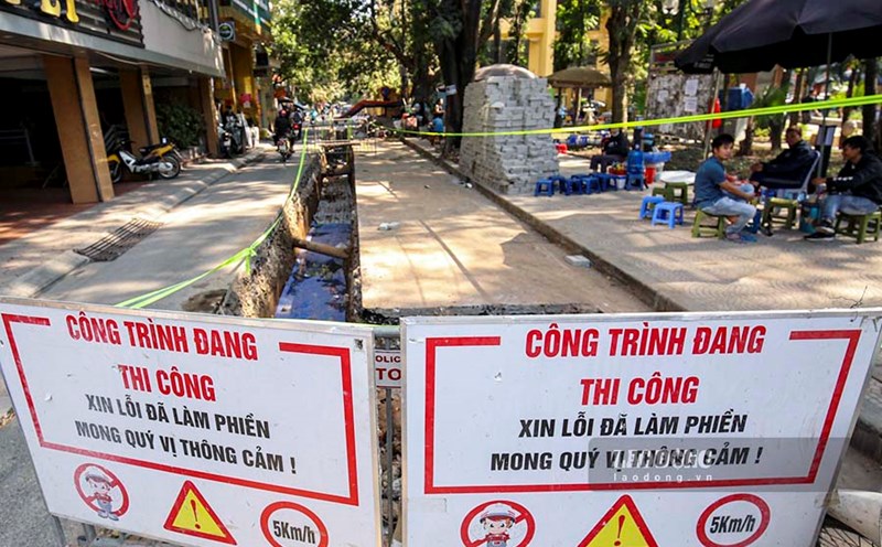 While constructing and renovating the road and drainage system at lane 167, Tay Son street, Quang Trung ward (Dong Da district, Hanoi), workers discovered nearly 150 coffins containing remains.