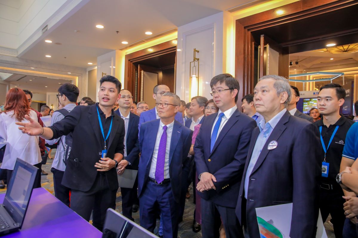 Mr. Bui Hoang Phuong - Deputy Minister of Information and Communications and Mr. Nguyen Thanh Hung - Chairman of VNISA - and delegates visited CMC's booth. Photo: CMC