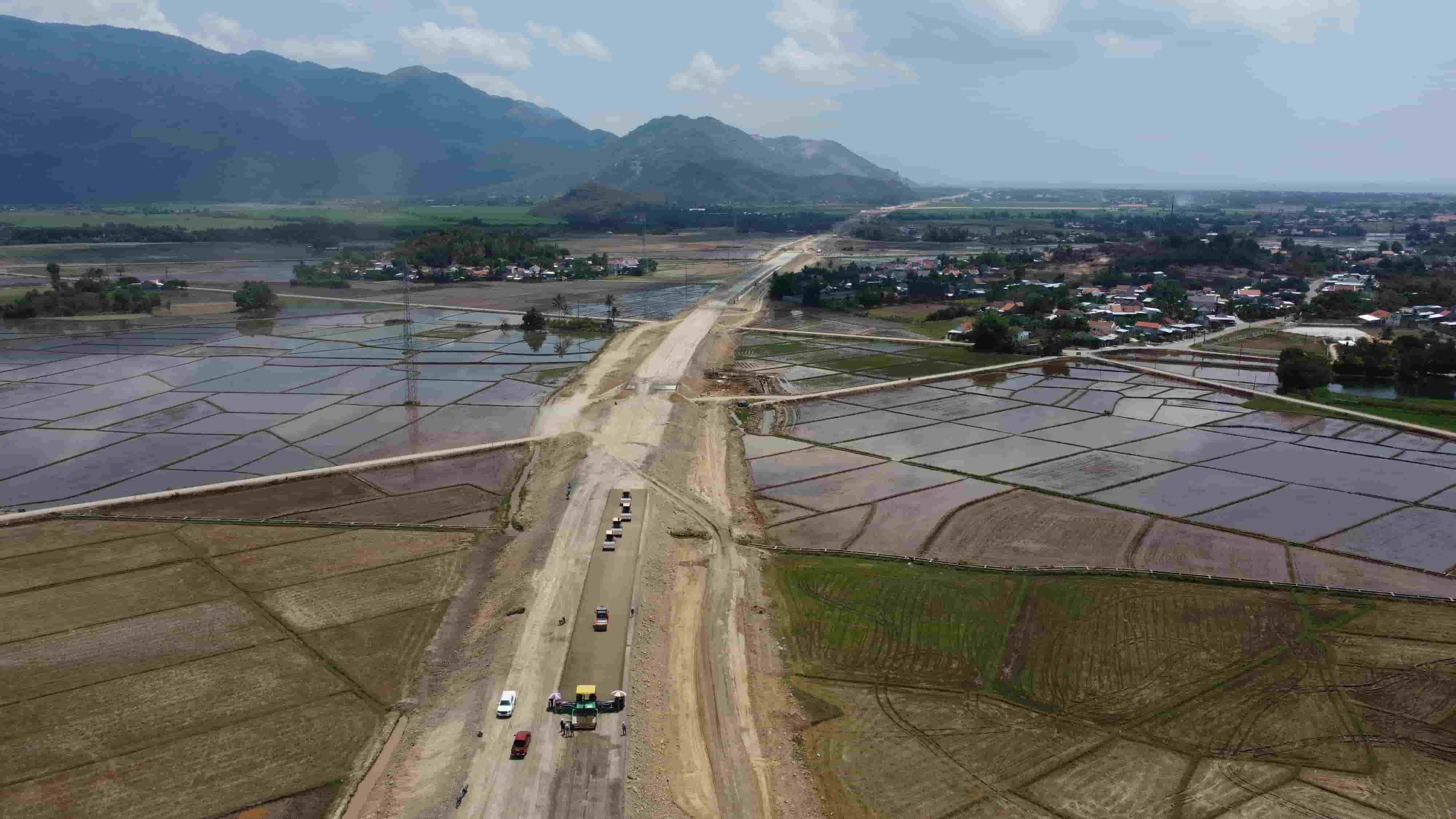 Khanh Hoa province criticized 19 agencies, units and localities for disbursing lower than the national average disbursement rate. Photo: Huu Long