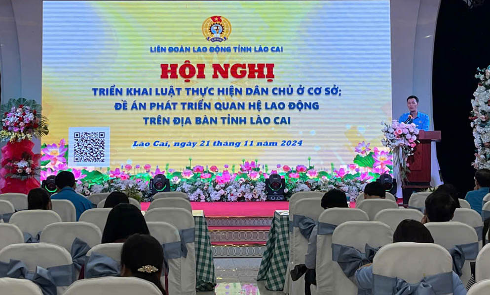 Mr. Vu Cao Minh - Vice President of Lao Cai Provincial Federation of Labor - delivered the opening speech at the training conference on the Law on implementing grassroots democracy regulations. Photo: Kim Tuyen