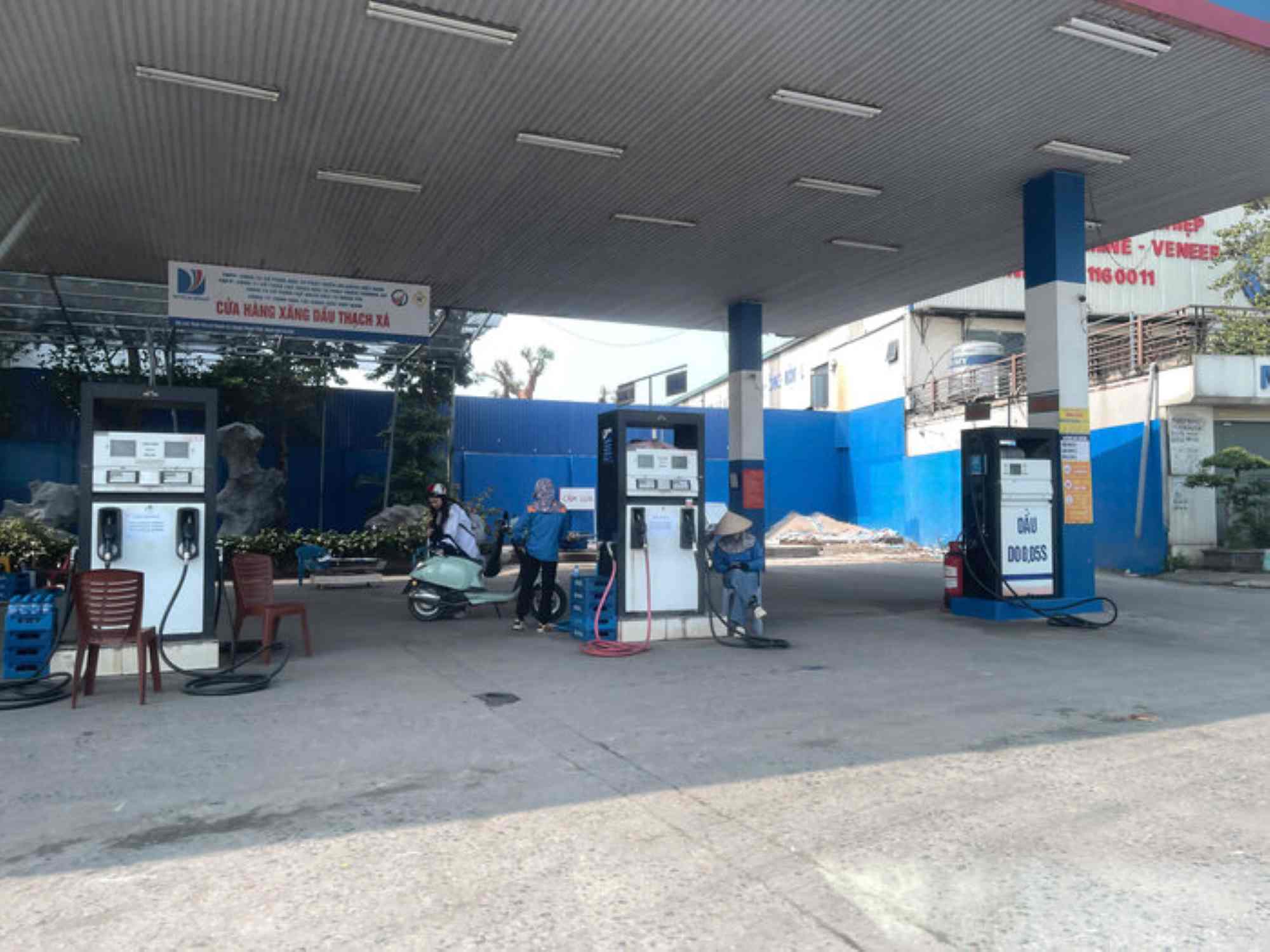 Many stores reduce E5 gasoline sales. Photo: Cuong Ngo