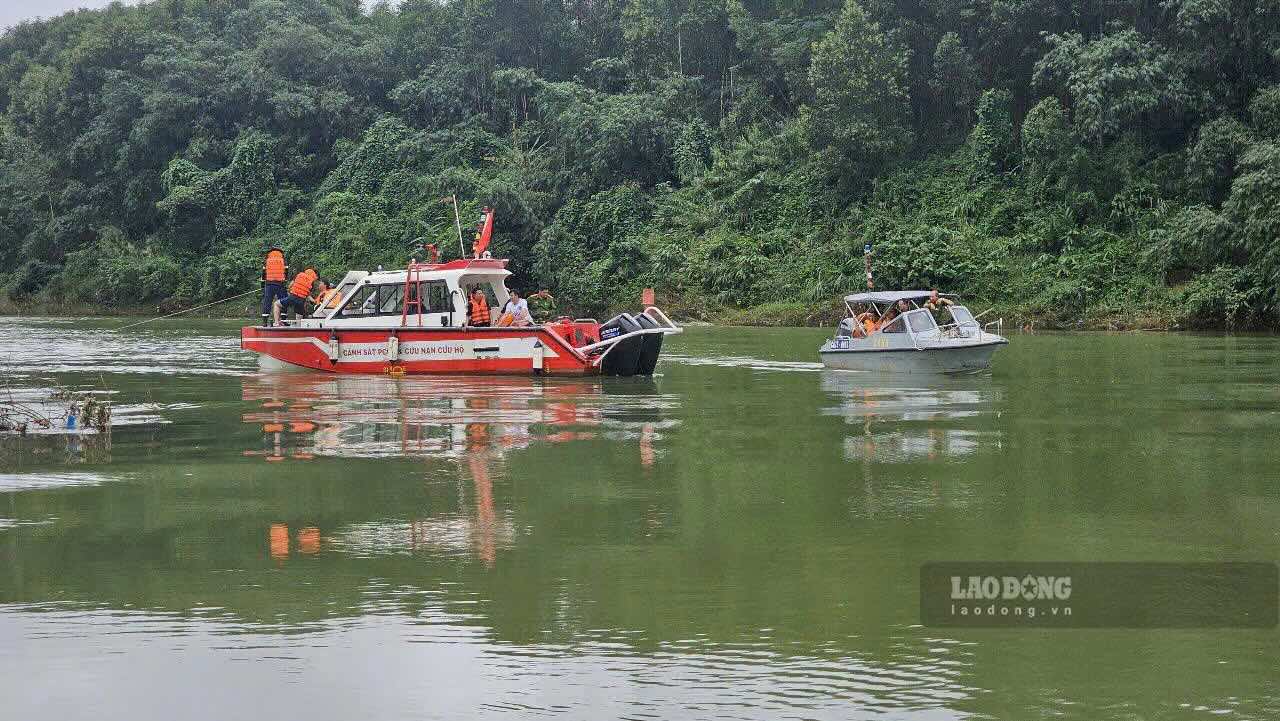 Luc luong chuc nang tim kiem 2 nguoi mat tich. Anh: Nguyen Luan.