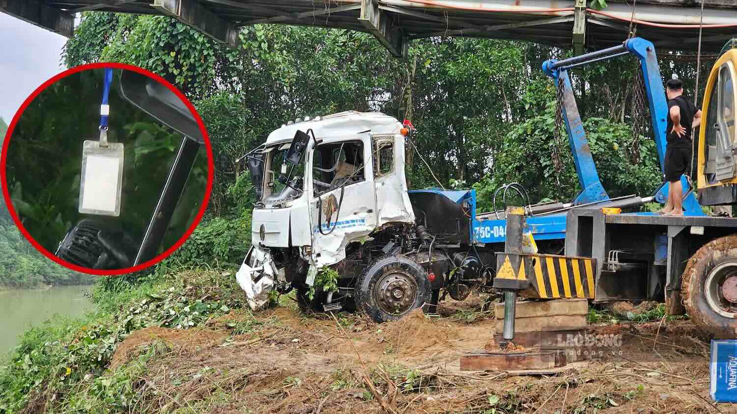 A nameplate is still hanging in the cabin of the car that crashed into Binh Thanh bridge. Photo: Nguyen Luan.